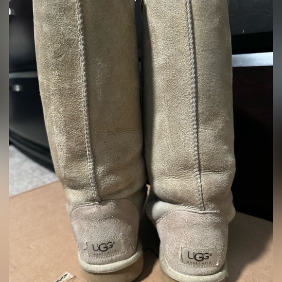 Used Discontinued Color Sand UGGS size 7 - Picture 2 of 4